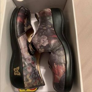 Ladies Algeria Dark Floral shoes.